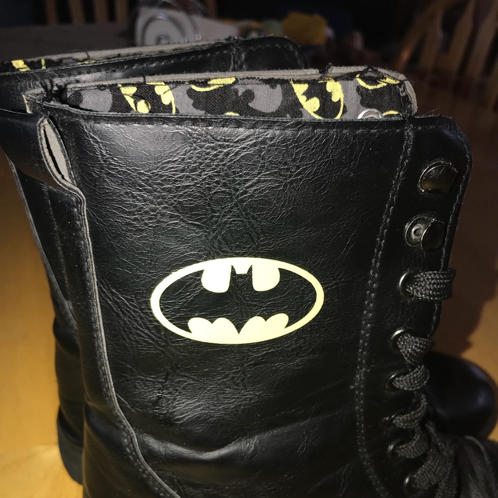 💛🖤 WOMENS 6 BATMAN COLLECTORS BOOTS 💛🖤